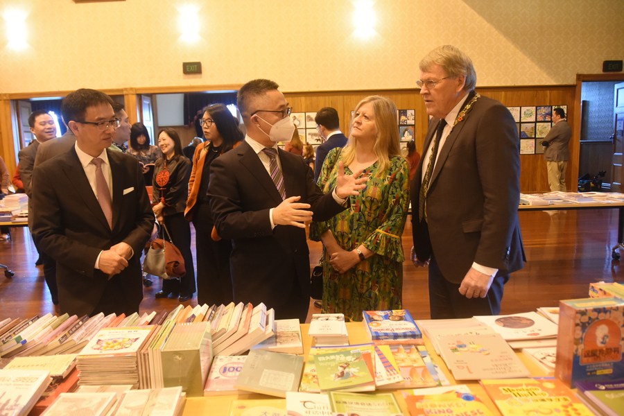 中国主题图书展暨青少年艺术展在新西兰开幕
